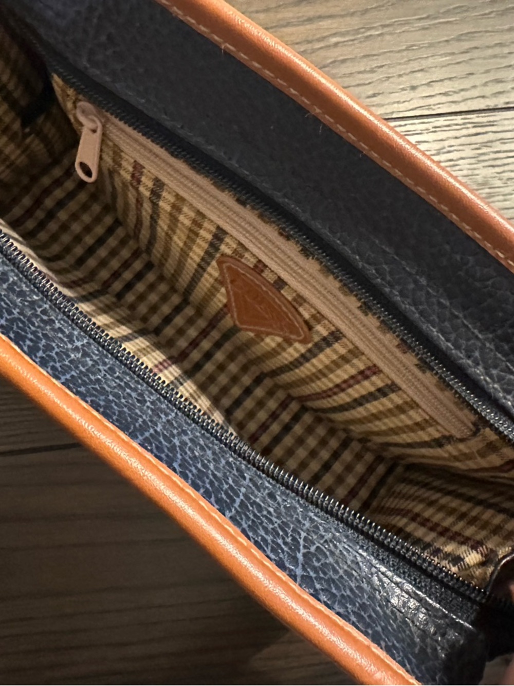 Vintage GUESS Navy and Brown Leather Bag - Picture 7 of 9